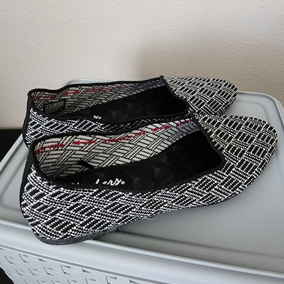 Skechers Cleo "Huntington" Black & White Print Knit Flats Women's Size 8 - Picture 2 of 5